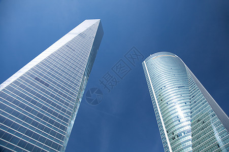 晶蓝色摩天大楼背景图片