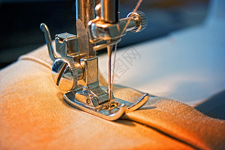 缝纫机裙子机械拼接线程接缝宏观工具器具棉布工厂图片