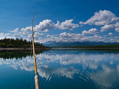 加拿大育空地区Laberge湖捕鱼反射孤独森林领土阳光爬坡病人旅行镜子斗争图片