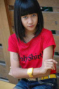 笑容甜美的可爱女孩青年女士身体衬衫公园红色黑色数字黄色女性图片