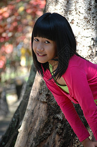 笑容甜美的可爱女孩未成年人公园身体数字绿色衬衫青年孩子们粉色黑色图片
