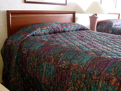 旅馆房间款待桌子床单枕头睡眠游客床头柜旅游双人床内饰图片