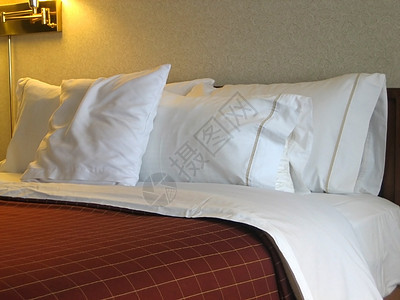 旅馆床睡眠被子床头柜客栈房间汽车款待床单双人床旅游图片