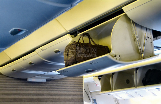 里面的飞机商务服务员天线旅游地面引擎鸟瞰图喷射旅行游客图片