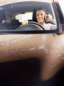 妇女驾驶汽车女性建筑运输成年人手机方向盘电话旅行衬衫反思图片
