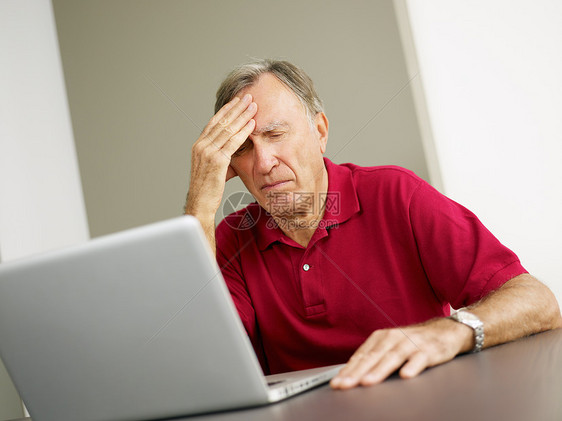 高级使用膝上型计算机桌子互联网成人电脑退休技术情绪焦虑家庭老人图片
