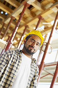 建筑业工人男性微笑幸福建设者安全帽年轻人安全头盔体力劳动者工作图片