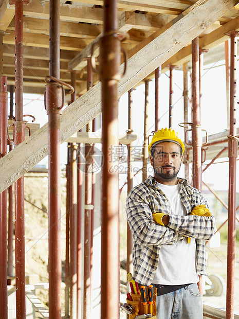 建筑工人腰部双臂职业拉丁体力劳动者成年人年轻人安全帽工作男性图片