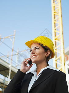 女工程师安全帽建筑师呼唤头盔幸福女性中年工地手机女士图片