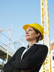 女工程师安全帽双臂开发工作沉思天空建筑师女士头盔工地图片