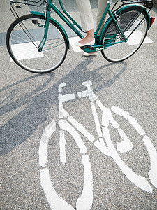 自行车车道标志通勤者车辆道路城市生活方式标记路标沥青裁剪人士图片