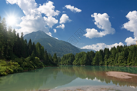 索拉加湖岩石树木风景房子森林反射蓝色旅游晴天石灰石图片