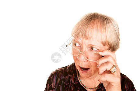 惊吓的老太婆仰望着她的眼镜顶部女性眼睛成人手指皱纹惊喜长老灰色震惊戒指图片