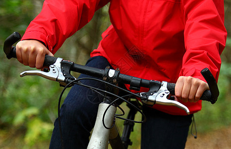 赌车活动冒险自行车娱乐骑术下坡速度森林女性山地图片