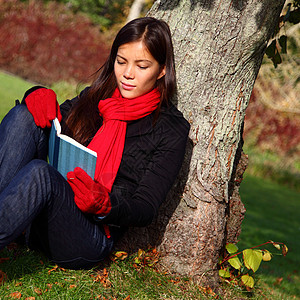 年轻妇女阅读书女孩青年女士大学图书森林公园学习女性休息图片