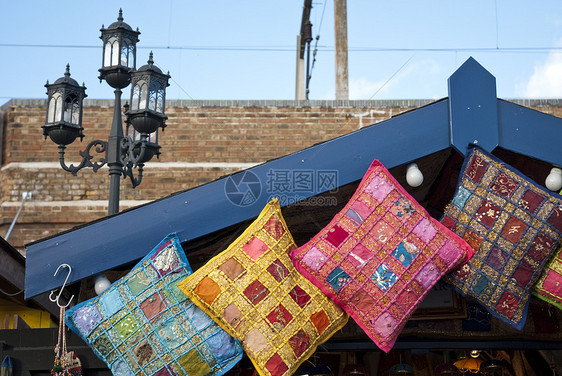 伦敦卡姆登锁市场景点旅游枕头靠垫裁剪街道设计师城市游客社论图片