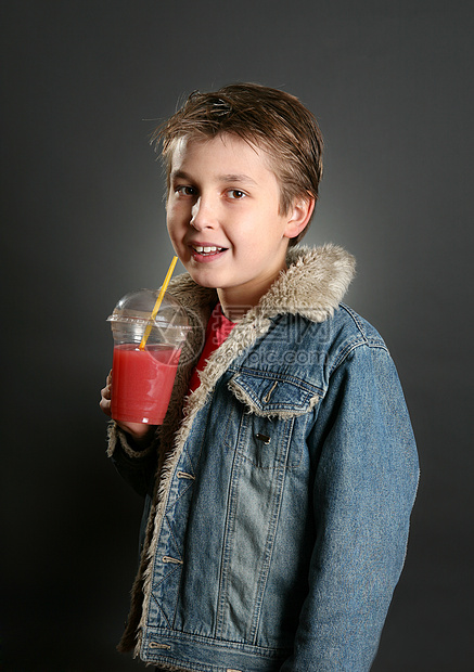 健康果汁枸杞红色男生维生素孩子们享受饮品稻草营养孩子图片