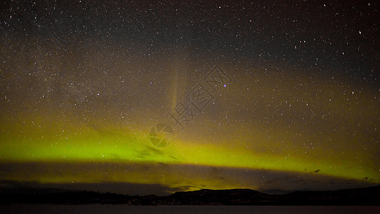 北极光和无数星辰粒子极光气氛电离星星释放漩涡天空丘陵场地图片