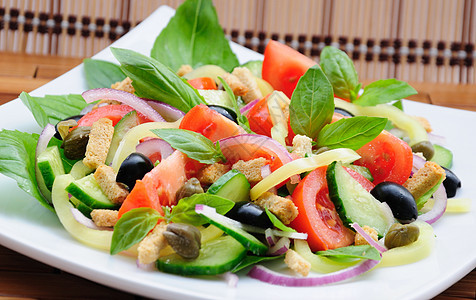 蔬菜沙拉加巴西洋葱美食午餐黄瓜面包块烹饪维生素产品风格服务图片