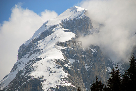 2007年意大利多洛米特阿尔卑斯山冬山脉滑雪者享受森林旅行天堂滑雪假期桌面山地图片