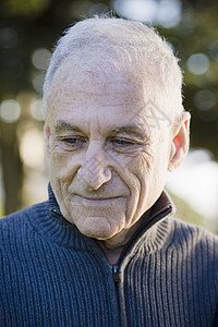 老头灰色秃头男性退休毛衣祖父男人皱纹闲暇老年图片