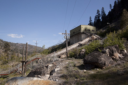 森林中央河边的发电厂建筑学车站森林旅游力量城堡旅行植物绿色电站图片