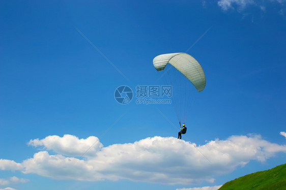 云上滑翔伞图片