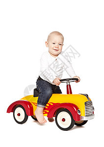 男孩骑着他的玩具车后代工作室男士衣服小男孩童年牛仔裤白色围巾小伙子图片