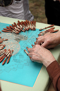带bobbins 的连接制作过程编织手工女士工作生产文化纺织品蕾丝梁室花丝图片