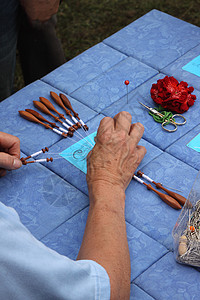 带bobbins 的连接制作过程蕾丝植物耐力工匠民间贸易女士生产梁室精神图片