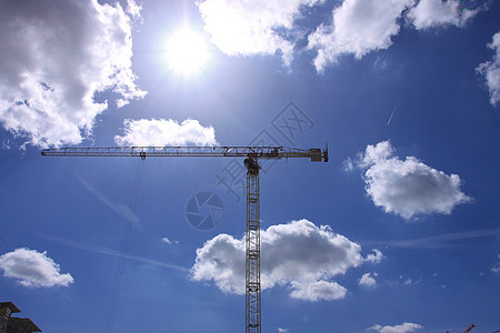 蓝色天空的建筑起重机重量项目日落工作晴天建筑学摩天大楼城市财产商业图片