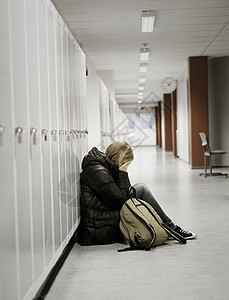 女青年在学校受到欺负寂寞逆境孤独身体女性头发女孩表情思维文化图片