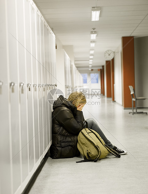 女青年在学校受到欺负文化寂寞身体女性欺凌悲伤思维女孩沉思头发图片