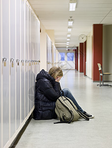 女青年在学校受到欺负沉思情绪欺凌压力头发女性表情孤独身体悲伤图片