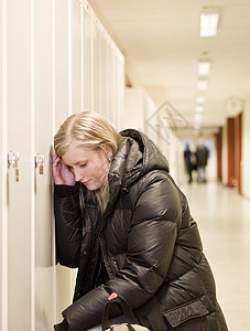 女青年在学校受到欺负女性孤独身体压力沉思头发挫折逆境思维悲伤图片