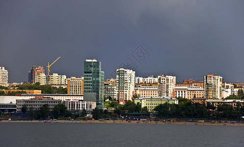 港城上空的天与暴雨云日光海滩蓝色摩天大楼风暴家园爬坡建筑城市场景图片