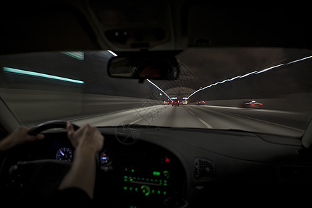 在隧道里驾驶路灯旅行街道红色运输运动红绿灯司机交通行动图片