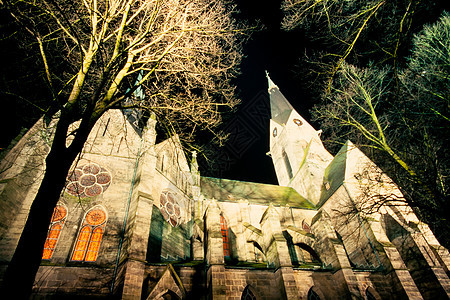 夜间大型石块教堂角落历史性安慰大教堂教会树木祷告金子宗教石头图片