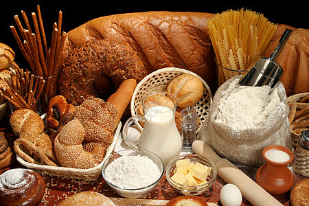 面包 面粉 牛奶 黄油 鸡蛋丁香蛋黄小麦糕点木板水壶厨房滚动麻布谷物图片