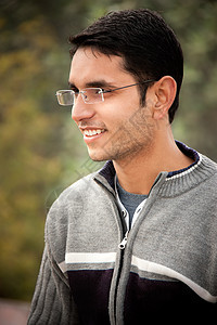 英俊的印度男子情绪眼镜青少年男生微笑成人专注图片
