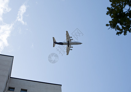 靠近建筑物的飞机背景图片