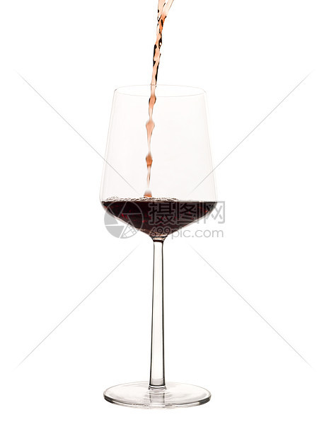 将红酒瓶放在玻璃杯上宏观白色气泡玻璃瓶子酒精红色液体酒杯泡沫图片