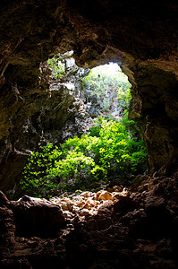 进入自然洞穴 含红绿绿图片