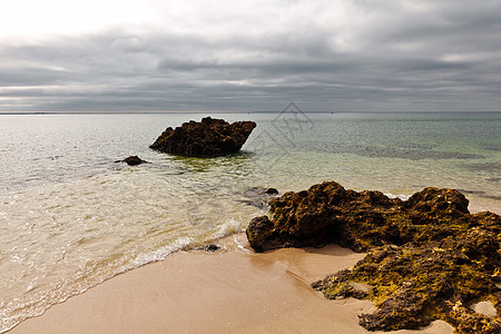 海滩兔子海洋岩石天空海浪泡沫图片