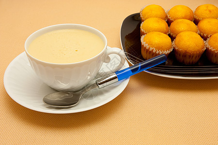 咖啡加白杯牛奶 紧闭咖啡盘子时间咖啡店飞碟午餐茶点甜点桌子小吃勺子图片