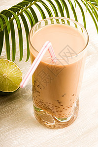 白的珍珠牛奶饮料 泡泡茶液体柠檬木薯冰镇叶子水果气泡热带玻璃棕榈图片