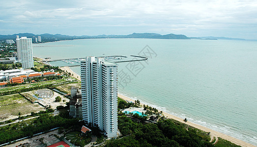 海岸上的摩天大楼场景热带蓝色风景地平线汽车游客冲浪奢华假期图片