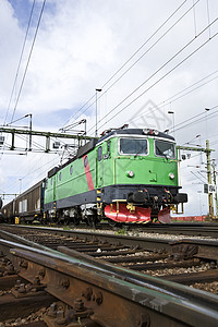 铁路火车列车力量运输绿色排气管集装箱红色船运铁轨牵引公路图片