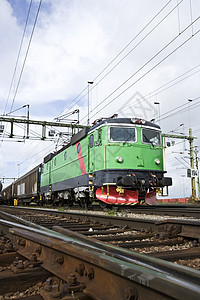铁路火车列车力量运输绿色排气管集装箱红色船运铁轨牵引公路图片