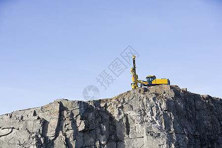在向蓝天空方向的山上车辆工程土地脚手架都市柴油机水泥建筑运输机械图片